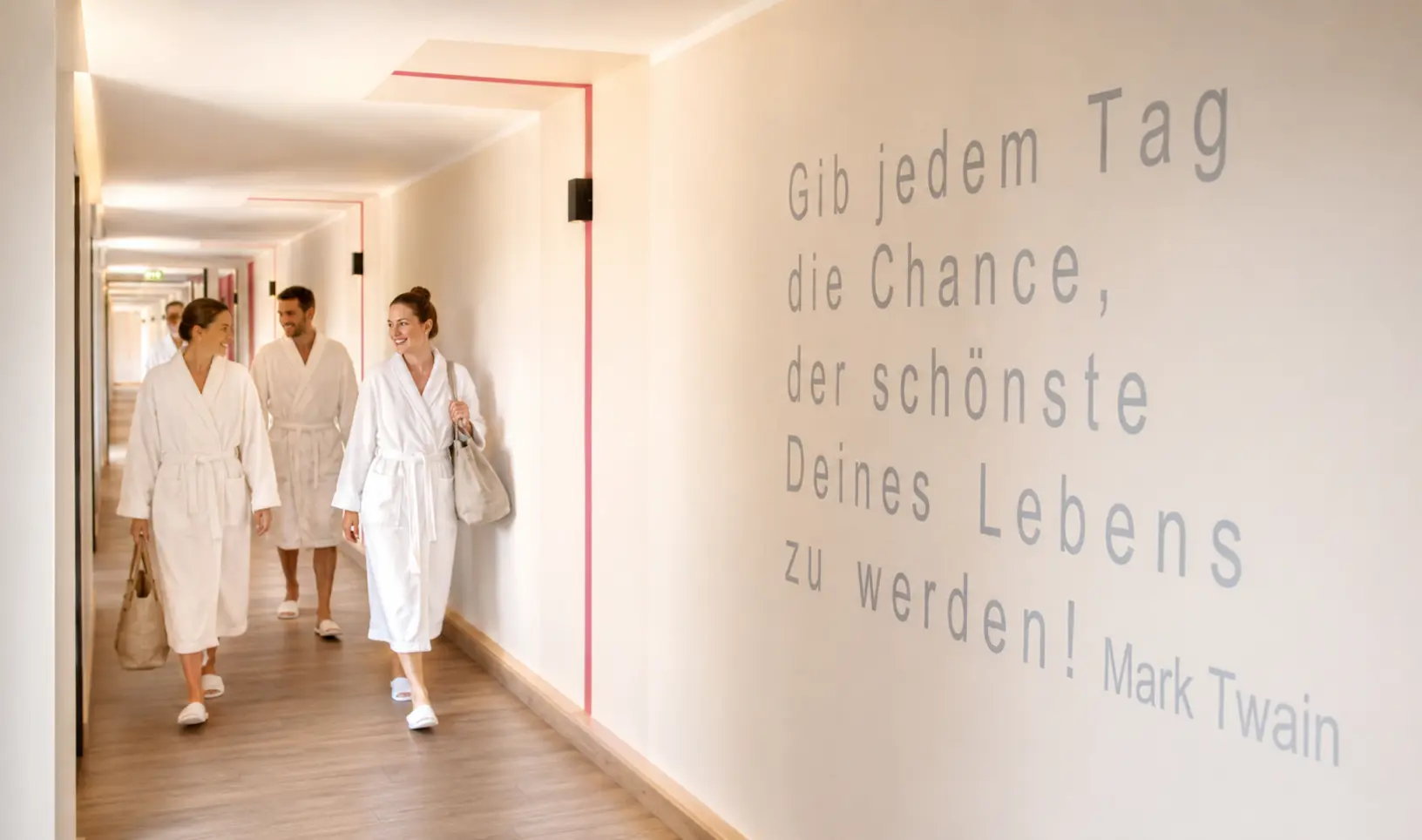 Hosté v županech procházejí z Kurhotelu Pyramide přímo do lázní Sibyllenbad